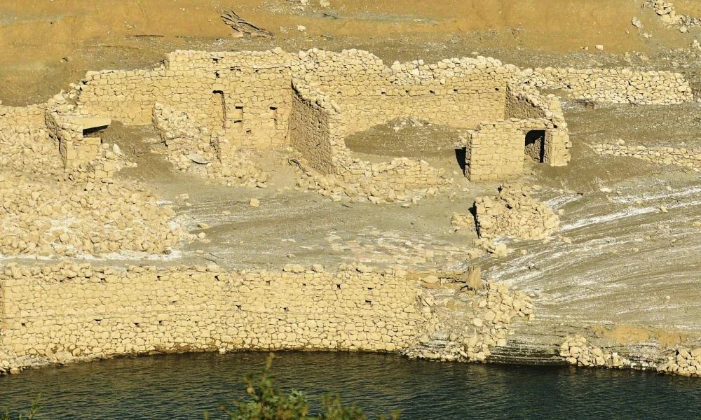 Συναγερμός για τη λειψυδρία: Εμφανίστηκε οικισμός που ήταν βυθισμένος στη λίμνη Μόρνου